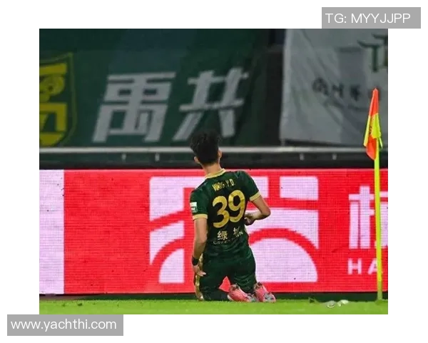 足球明星滑跪庆祝引发热议球迷热情与争议并存的瞬间