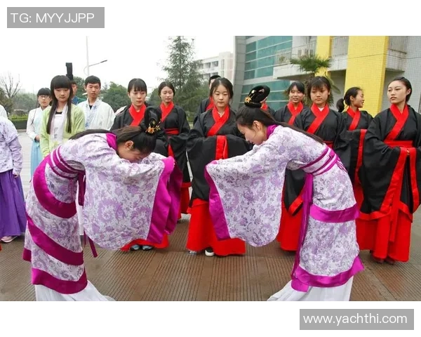 足球明星身着汉服展现传统文化魅力的精彩瞬间